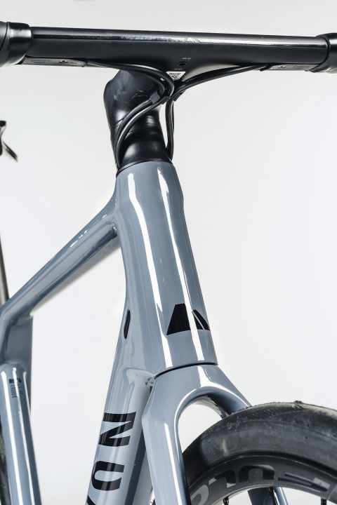 Aero look: The Endurace is adorned with a one-piece handlebar/stem unit. Shift cables and brake lines run through the headset cap into the frame.