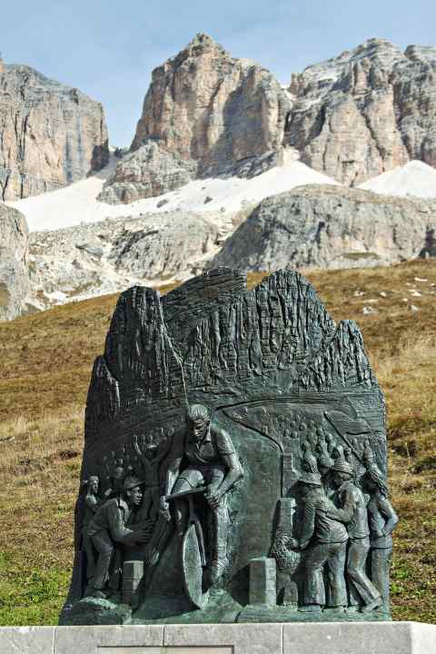 Le monument du col Pordoi rend hommage à l'idole de la radio italienne des années 40 et 50, Fausto Coppi.