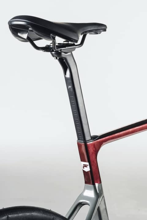 The Izalco Max's greatest strength is its relatively high suspension comfort. The carbon support noticeably smoothes out small bumps.