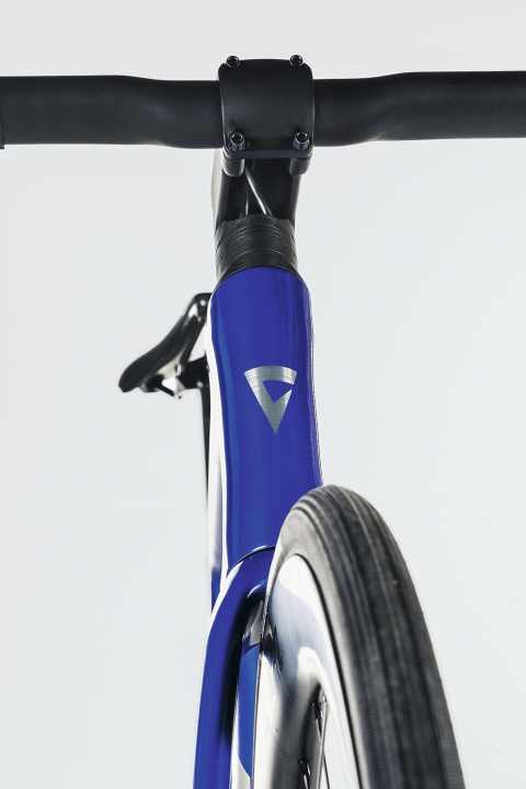 The robust handlebar/stem combination is easy to adjust in height and the brake lines run under the stem into the head tube.