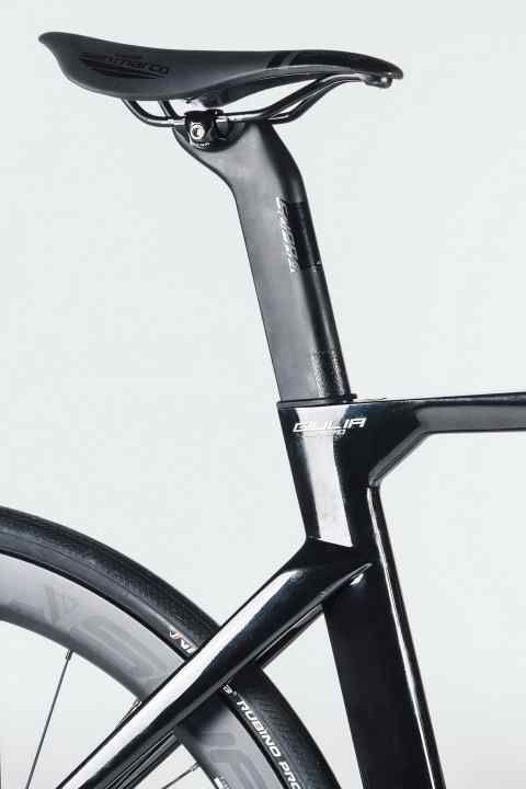 The voluminous carbon seatpost hardly flexes at all.