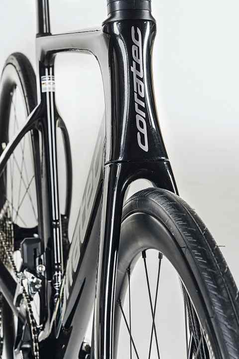 Aus einem Guss präsentiert sich das Corratec an der Front. Die Gabel greift das aerodynamisch optimierte Design des Steuerrohrs auf.