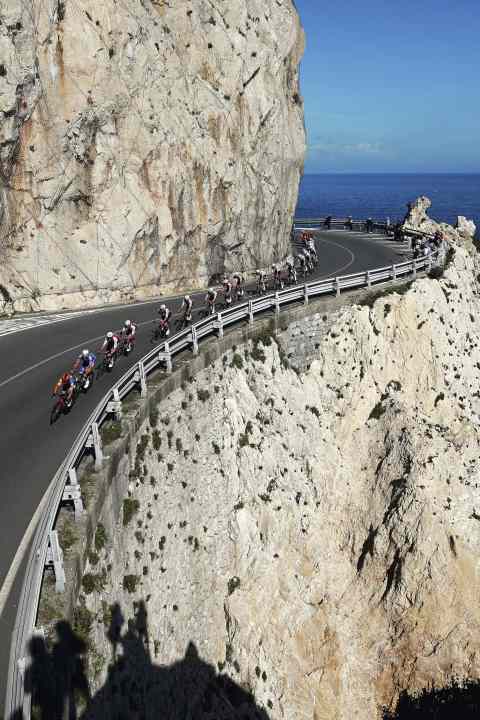 Küstenroller: Jedes Jahr ein Foto wert: das Profipeloton auf dem Weg nach San Remo.