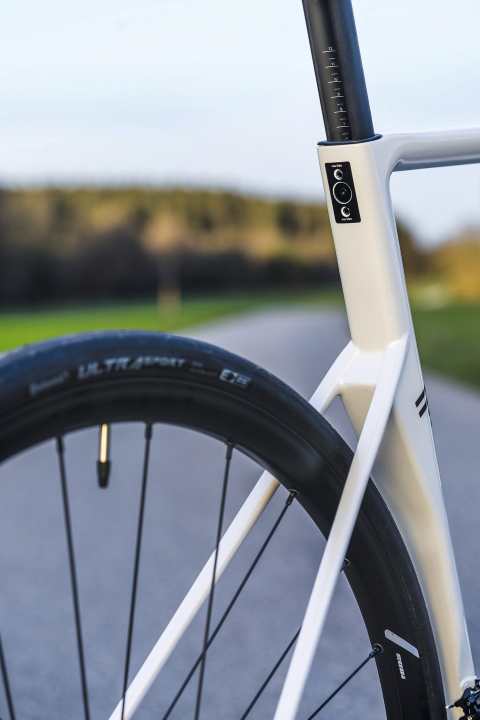 Technology transfer: The Venta R takes the carbon support with little flex from the Astra.