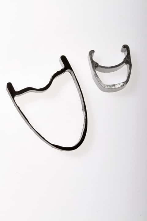 Left: Cross-section of a modern hookless rim from Zipp, on the right a classic rim