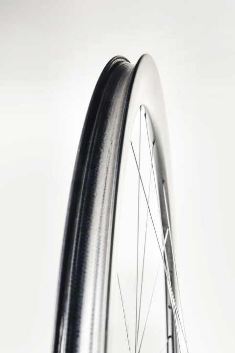 Sealed: The closed tubeless profile requires no rim tape.