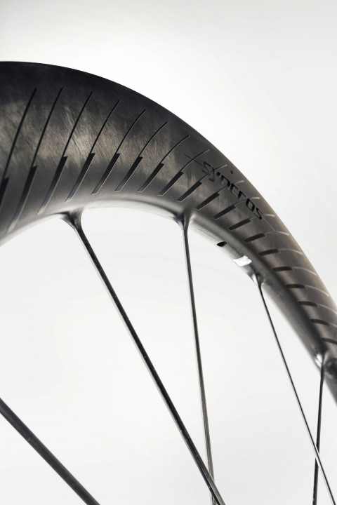 Fließende Form: Mit großflächigen Anbindungen entsteht ein steifes Konstrukt mit nur 16 Speichen.