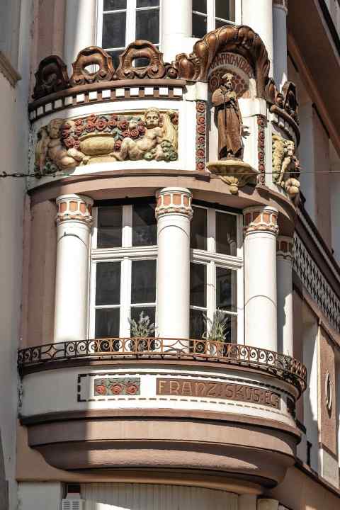 Voyage à vélo à Coblence : Façade Art nouveau dans la vieille ville de Coblence.