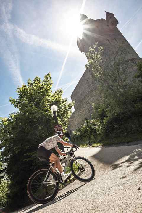 Radreise Koblenz: Die Aussicht will erobert werden: Glockenstraße zur Burg Nassau-Oranien.