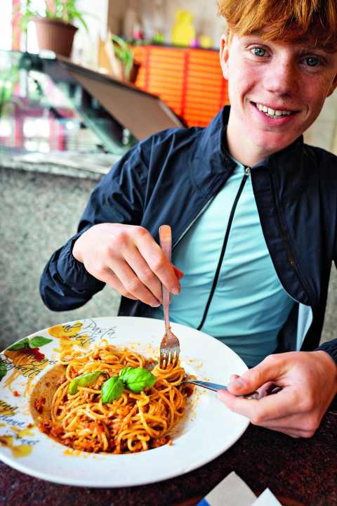 Treibstoff: Statt Bad im See lieber ein paar Kohlenhydrate für die Rückfahrt.