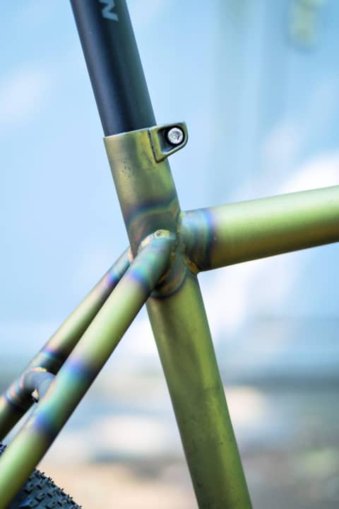 Ein bisschen Punk muss sein: Durch den matten Pulverlack leuchten die Anlauffarben der Rohre.