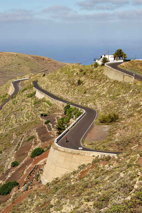 Cycle tour Lanzarote: South of Haría, Lanzarote's most beautiful serpentine road climbs from 280 to almost 600 metres in five hairpin bends.