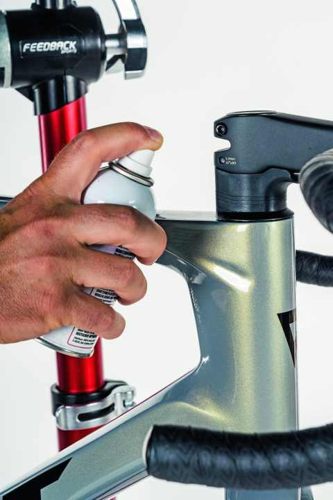 Spacer und Züge: Ein Spritzer Sprühöl in die Zuganschläge kann Wunder bewirken, Sprühwachs in die Ritzen unter dem Vorbau ebenfalls.