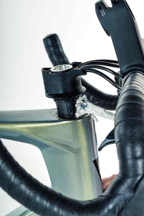 If it creaks when steering, the steering bearing is usually to blame. Then it's a case of dismantling, cleaning, applying a thin layer of grease to all parts, reinstalling and adjusting.