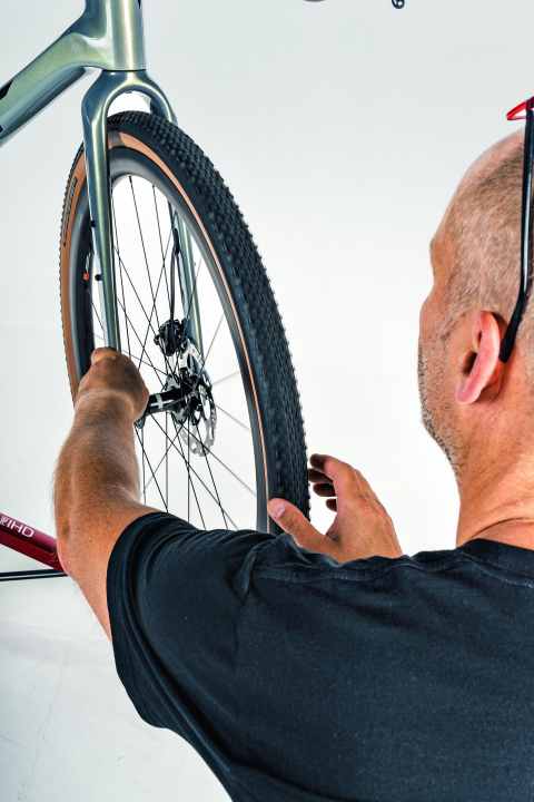Checking the disc brake: When stationary, you can only check whether the disc is running smoothly.