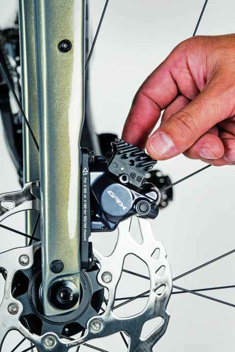 Verölte oder mit anderen Chemikalien verunreinigte Beläge sind meist nicht mehr zu retten – dann müssen Sie neue Beläge montieren und unbedingt die Scheibe mit Bremsenreiniger säubern.