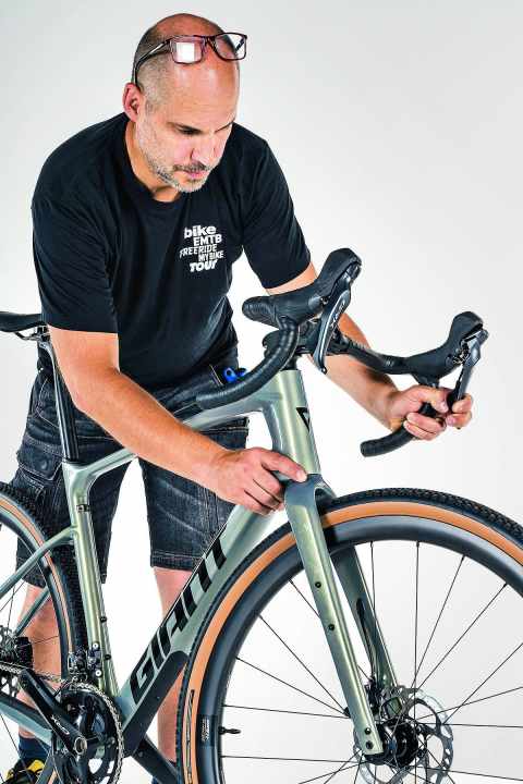 Contrôle du palier de direction : vérifiez le serrage en tirant sur le frein avant, en saisissant l'espace entre la tête de fourche et le tube de direction et en déplaçant le vélo d'avant en arrière.