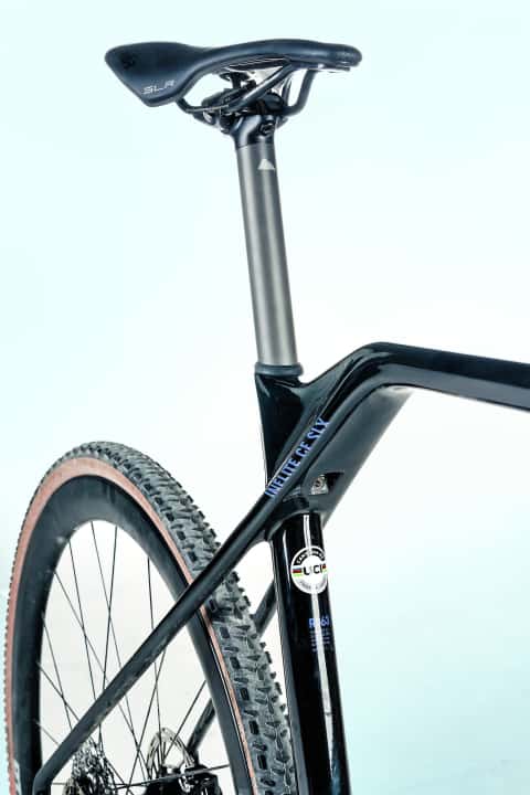 Auflagefläche: Der markante Knick im Oberrohr ist keine Design-Spielerei. Wird das Rad im Wettkampf getragen, soll es damit sicher und bequem auf der Schulter liegen.