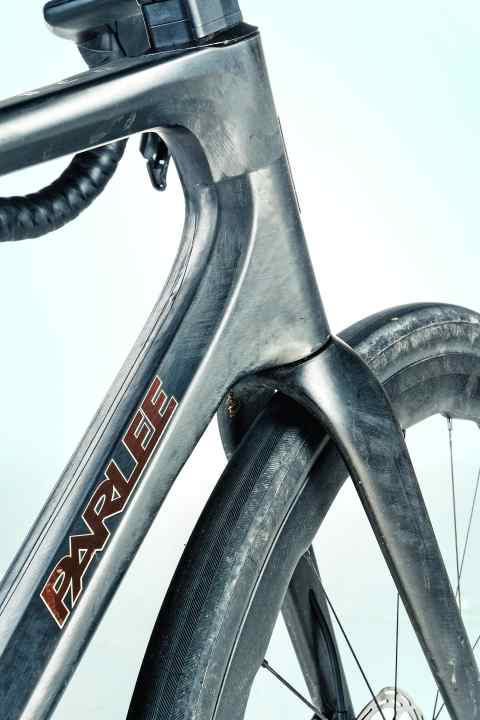 Transparente Technik: Das Carbon wird nur von einer Wachsschicht geschützt, die Verarbeitung des Rahmen-Sets ist makellos.