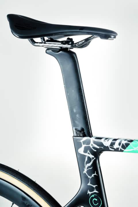 Typical: Like comparable competition bikes, the Haro is also stingy with comfort. The aero seat post and cockpit react stubbornly to bumps.