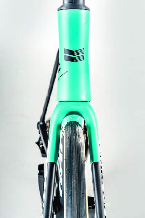 Atypique : grâce à une grande liberté de mouvement des pneus, la Rivette marche sur les traces d'un vélo allroad adapté aux chemins de terre.
