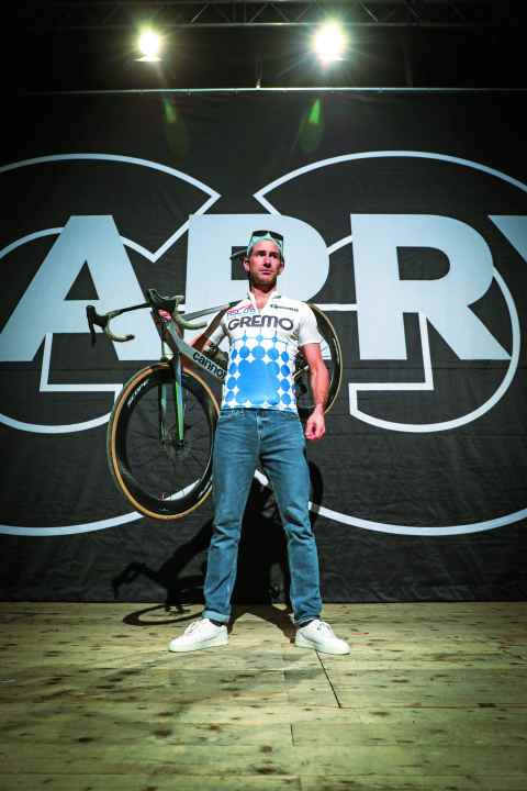 Harry G se rend à nombre de ses spectacles d'humoriste en vélo de course.