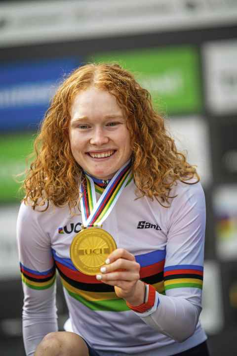 Pieterse mit der gerade gewonnenen Goldmedaille als Cross-Country-Weltmeisterin 2024