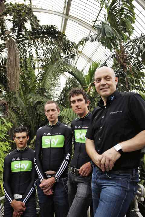 Vorreiter: Dave Brailsford (ganz rechts) hat ab 2010 beim Team Sky mit Fahrern wie Ben Swift, Bradley Wiggins und Geraint Thomas (von links) das Prinzip der Marginal Gains verfolgt