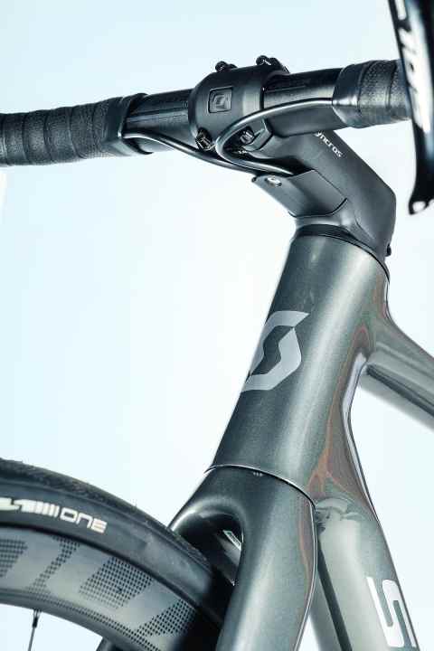 Moderne Optik trifft auf Wartungsfreundlichkeit: Das Scott orientiert sich beim Design am gleichnamigen Wettkampfrad, erleichtert aber Service und Positionsanpassung.