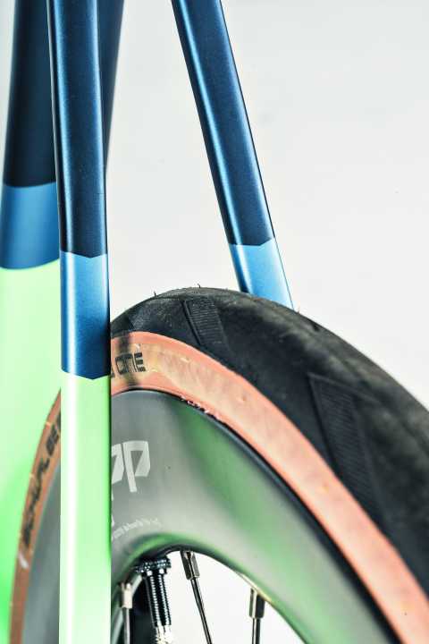 Little space: The Stevens Izoard was developed for 25-millimetre tyres. Even the 28 mm tyres only just miss the seat stays; modern 32 mm tyres are out of the question.