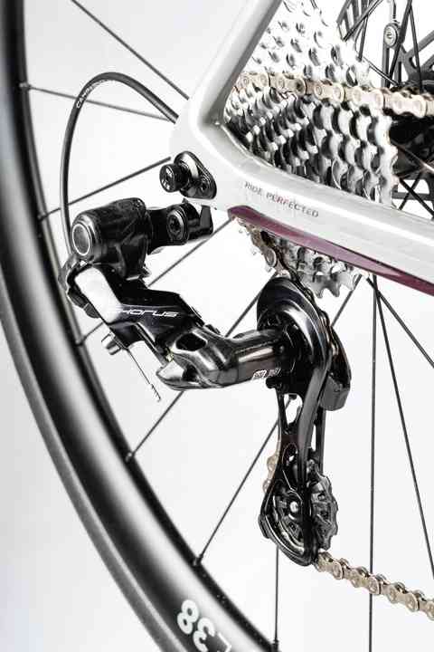 Wer Elektronik am Renner nicht möchte, wird bei Campagnolo fündig: Die Italiener bieten noch eine recht große Auswahl mechanisch angesteuerter Systeme