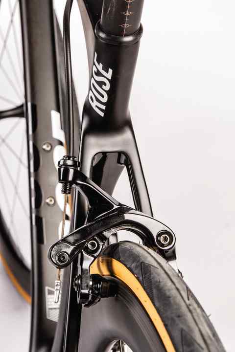 Discontinued model: For bikes with rim brakes, there are only remaining stocks of older groupsets