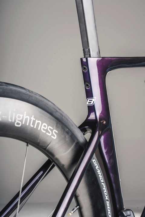 Harte Stütze - Der dürftige Federweg der Aero-Stütze wird durch einen 3-D-Druck-­Sattel und breite Reifen etwas kompensiert