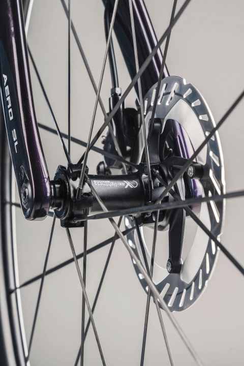 Noble - Les roues d'AX-Lightness se distinguent par une forme de jante moderne, des rayons en carbone et des moyeux avec roulements en céramique.