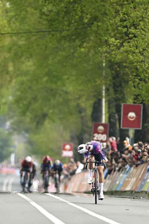 Ein letzter Blick nach hinten - Mischa Bredewold gewinnt das Amstel Gold Race 2025