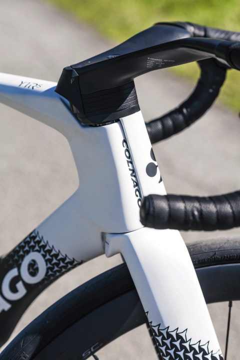 Modelled on the Cervélo S5, the fork sits in front of the head tube. The steering angle is
limited by this