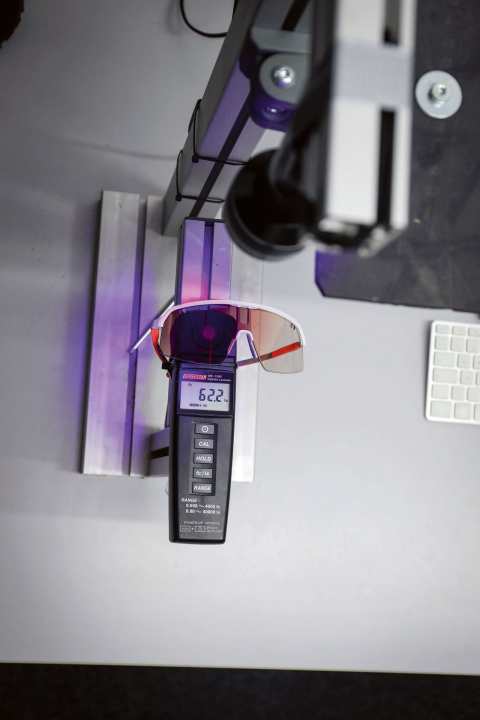 Zur Messung simulieren wir mit einer Speziallampe hochsommerliche Verhältnisse und protokollieren Anfangshelligkeit und Tönungs­verlauf.