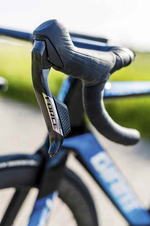 New brand face - The lever shape is based on the expensive Red, an additional button integrated into the rubber grip is located on the inside