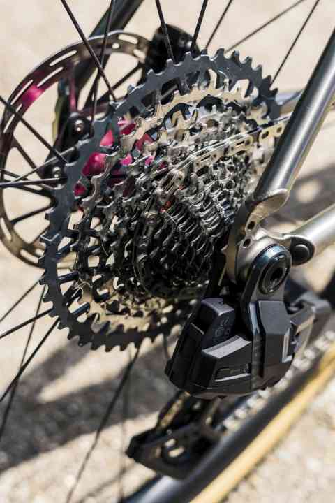 Solidement ancré - La suspension UDH sur l'axe de pédalier semble massive, la batterie est également mieux protégée dans le dérailleur arrière.