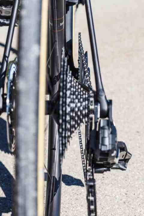 The skew of the chain in the highest and lowest gear of the 1x13 drivetrain is unacceptable