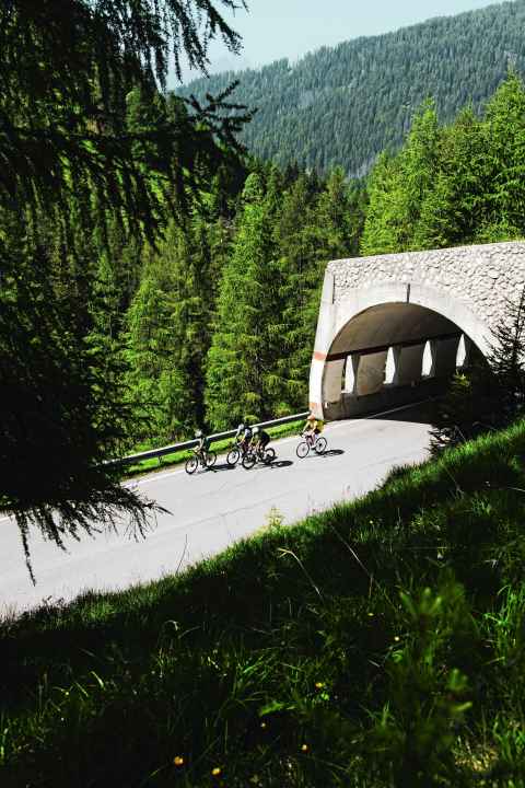 Endurance test: Shortly after breakfast, the Passo Giau empties the memory banks.
