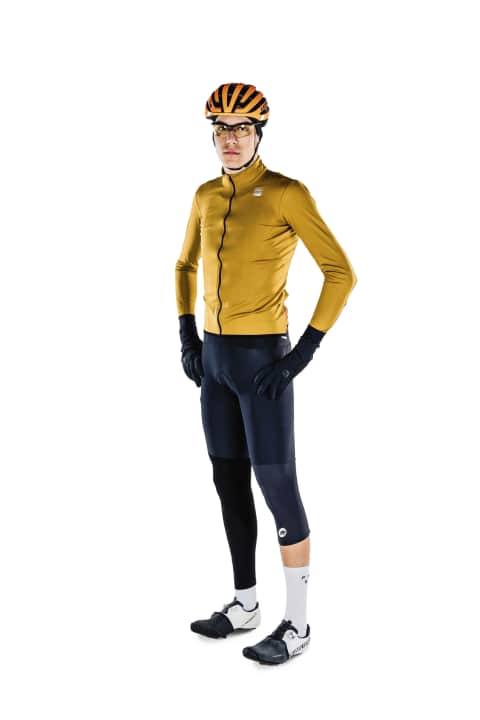Road cycling kit for cool temperatures between 10 and 15 degrees Celsius