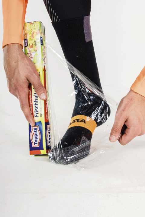 Frischhaltefolie um Fuß wickeln (über der Socke)