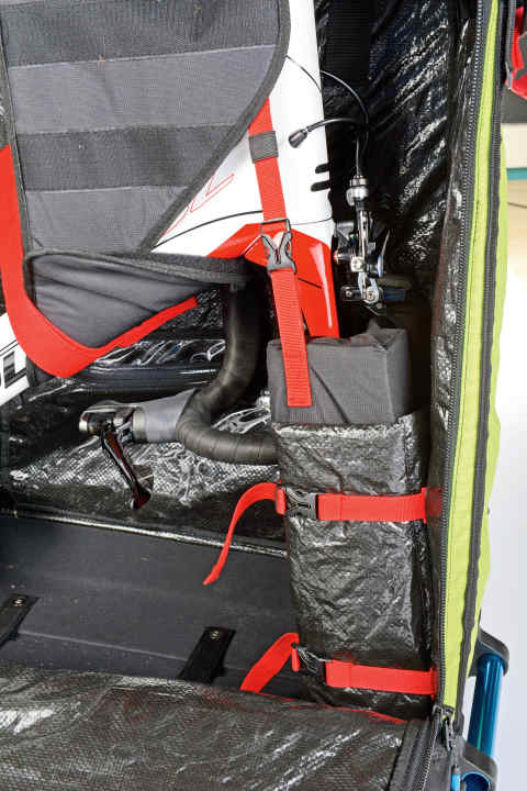   Bei Evoc wird die Gabel in ­einem stabilen Polster gesichert.