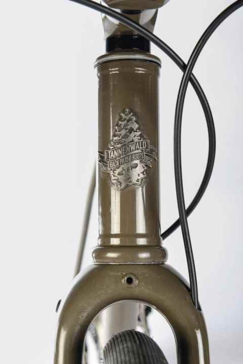   Steuerrohr-Schilder wie am tarngrün gepulverten Tannenwald verströmen ein wenig Retro-Schick.