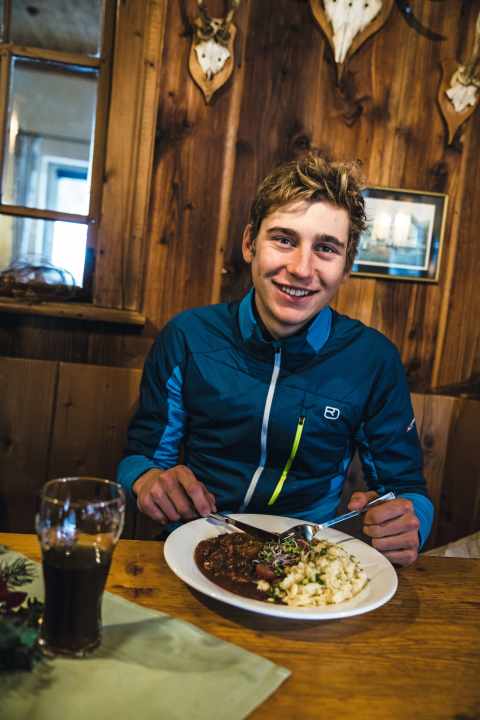 Emil Herzog aime manger - et se réjouit des plats de viande qu'il ne trouve qu'une fois par semaine chez lui