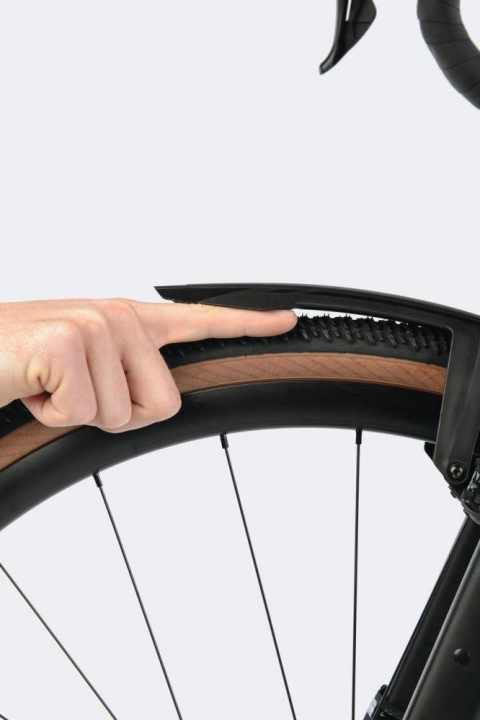 Les garde-boue doivent être placés à au moins un centimètre du pneu sur les vélos de course et les vélos tout terrain.