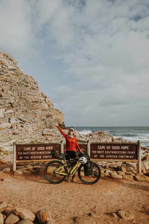 It's done! After more than 20,000 kilometres and 36,000 metres in altitude, Wiebke Lühmann reaches her destination on 5 December, the 430th day: the Cape of Good Hope