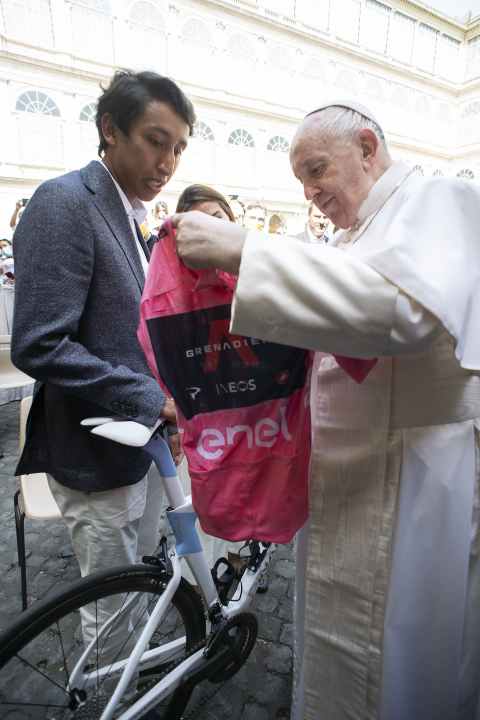 Egan Bernal schenkte dem Papst auch ein Rosa Trikot | Â©VATICAN MEDIA /CPP / IPA