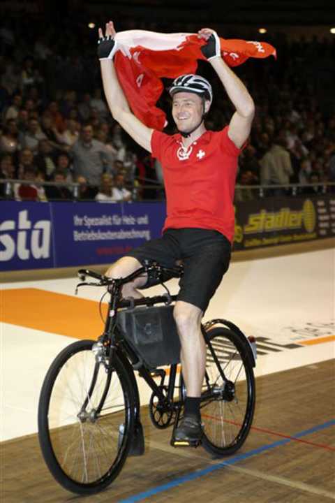   The renewed winner of the duel quickly pulled out a Swiss flag during the lap of honour 